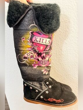 Ed Hardy Black with Pink Skull Graphic Shearling-Trim Boot sz 8